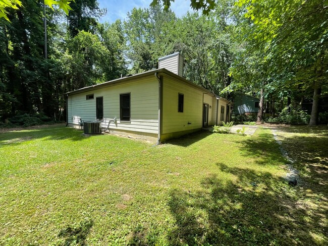 Building Photo - Charming, updated 3br house w/ separate ga...