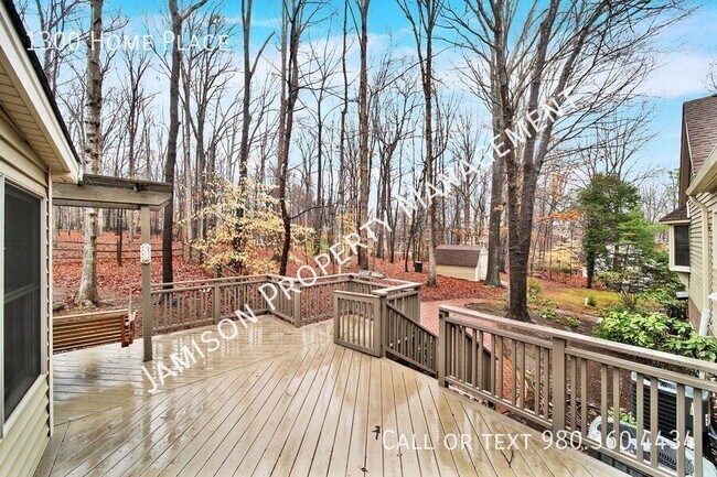 Building Photo - 1300 Home Pl