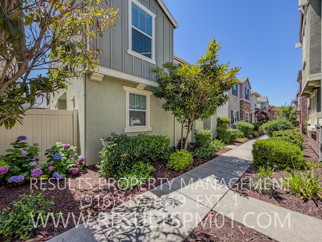 Building Photo - Beautiful Roseville 4 Bedroom Home