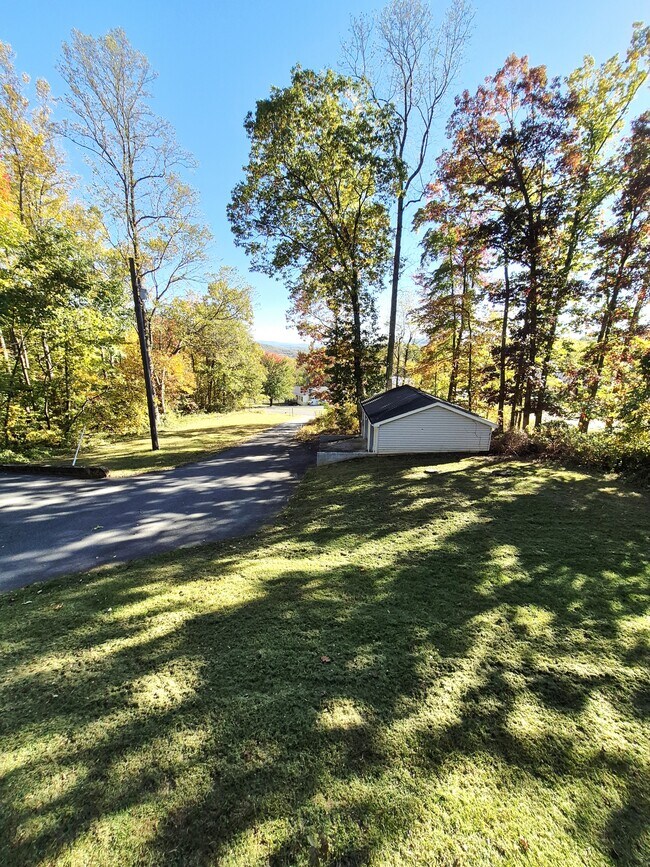 Building Photo - 976 Snow Mountain Rd