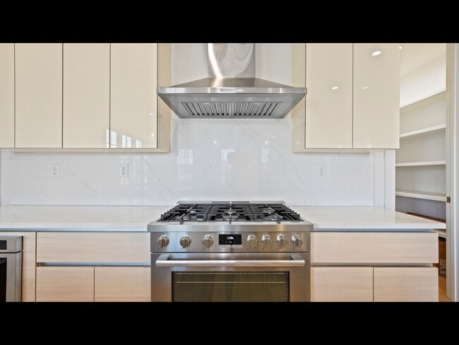 Building Photo - NEW CONSTRUCTION 4 bedroom home in Downtow...