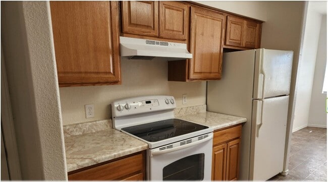 Building Photo - Rare Ground Level Unit - 2 Bed / 1 Bath w/private yard