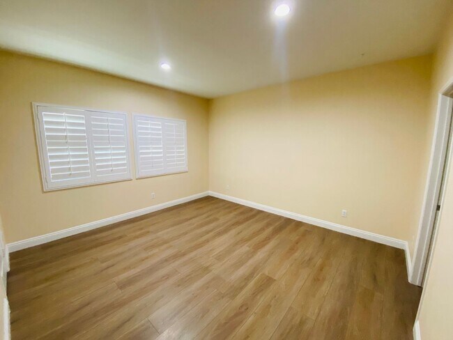 Building Photo - Large beautiful Home in the city of Ontario