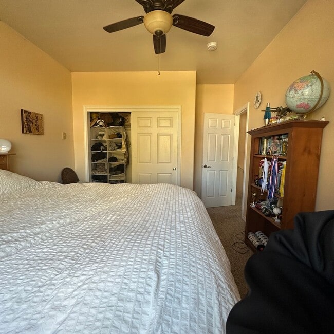 Building Photo - Spacious  3 bedroom 2.5 bathroom townhouse