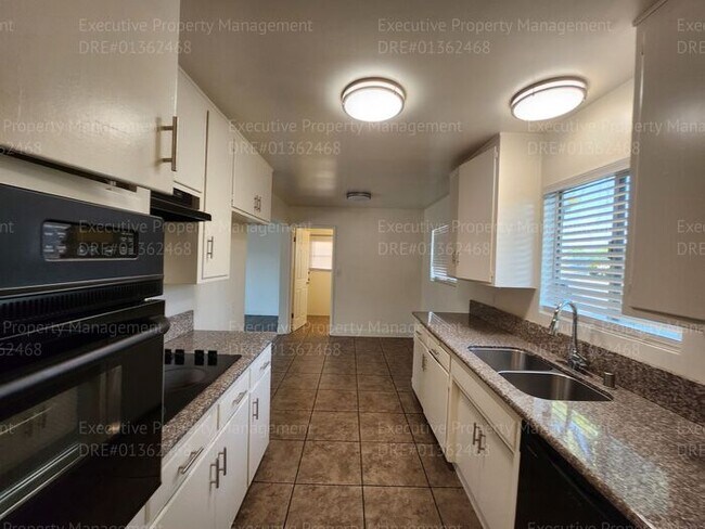 Building Photo - 3 bedroom/ 2 bathroom home located near th...