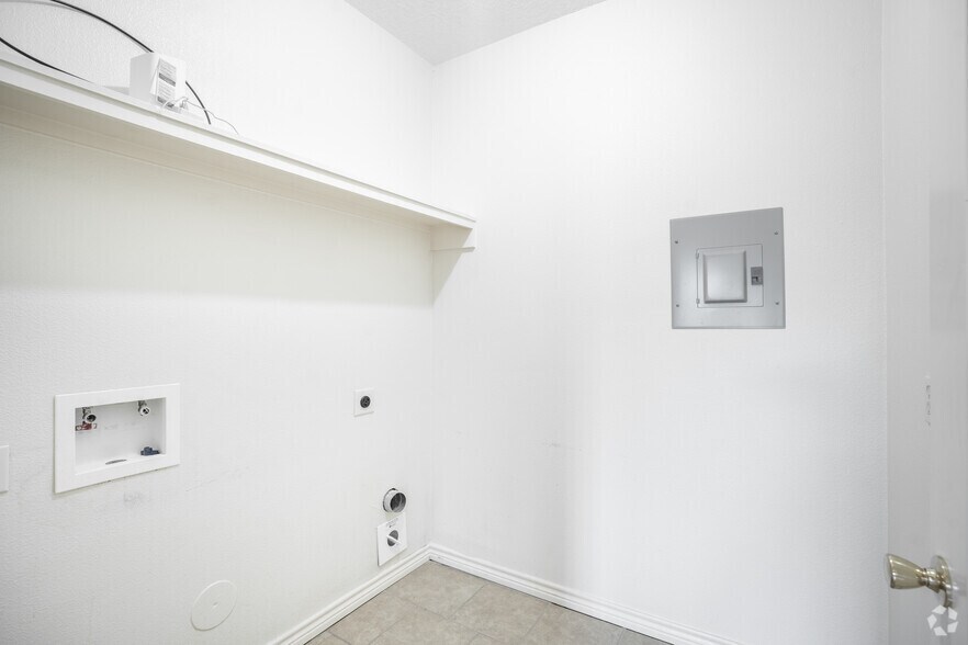 1BR, 1BA - 766SF - Laundry - The Red Rose Of Texas Apartments