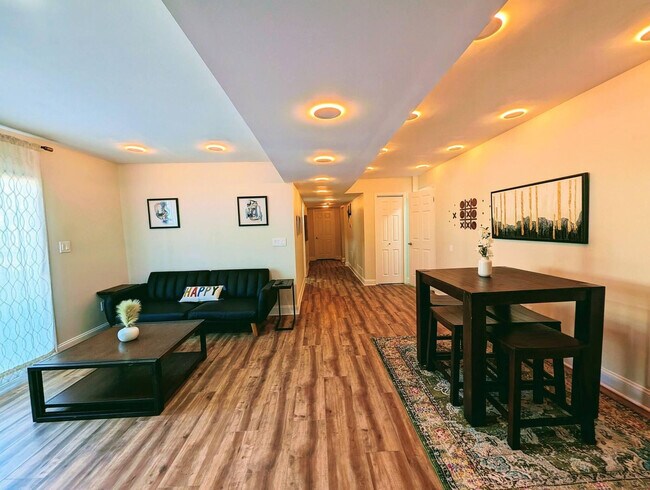 Building Photo - 1303 Colony Dr