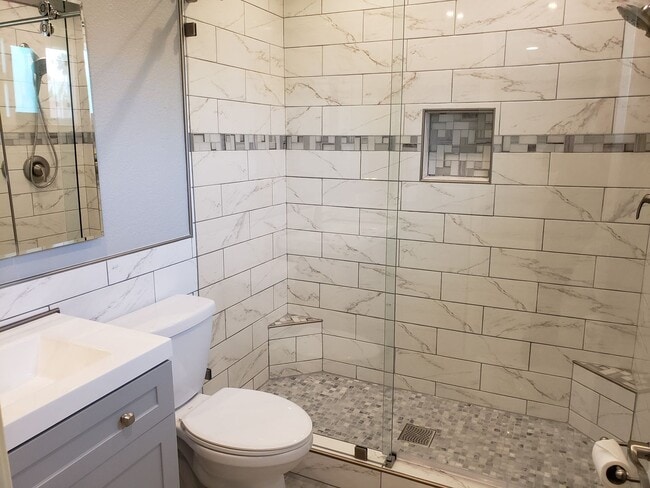 Building Photo - 4 Bed 2 Bath with Beautiful Large Yard!!