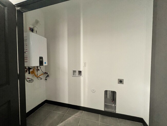 Building Photo - Mission Valley 3 Bedroom 2.5 Bath Townhome...