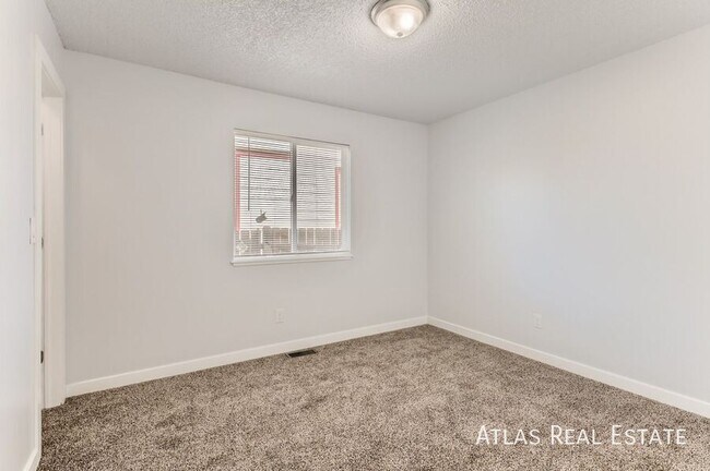 Building Photo - 945 Lords Hill Dr