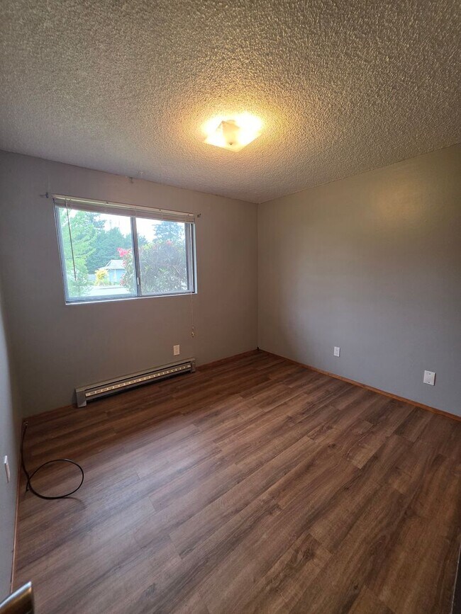 Building Photo - NE Tacoma "Retro" Rambler home - 3 bedroom plus den with 1 bathroom, 2 car garage, AC units - Ava...