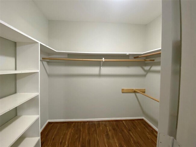 Building Photo - 515 Tallowood Rd