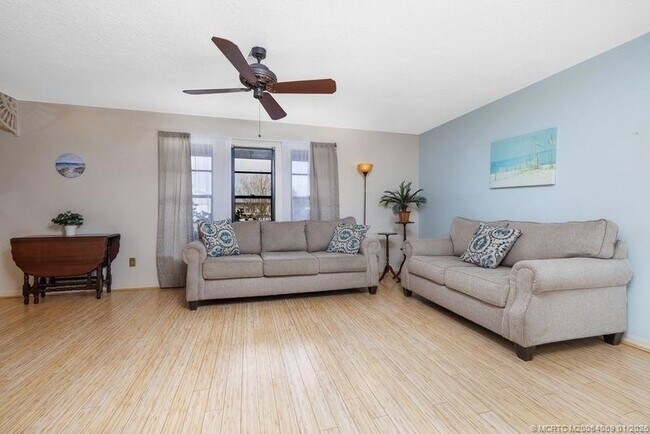 Building Photo - 160 SE Duxbury Ave