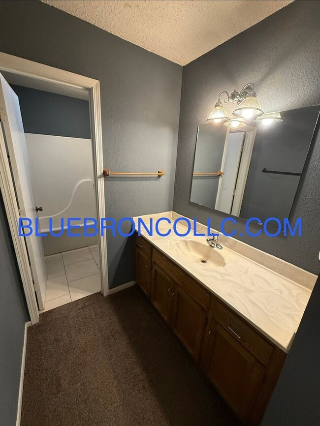 Building Photo - Spacious 3 bedroom townhome with attached 1 car garage