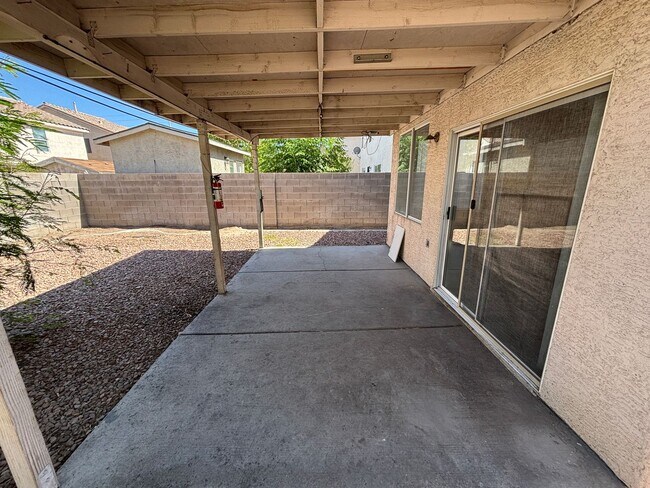 Building Photo - Beautiful 3Bed/2Bath/2Car residence located in Sunrise Manor / Winterwood area