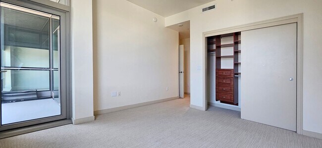 Building Photo - 10610 NE 9th Pl