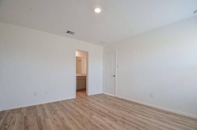 Building Photo - 18119 Rockvine Dr