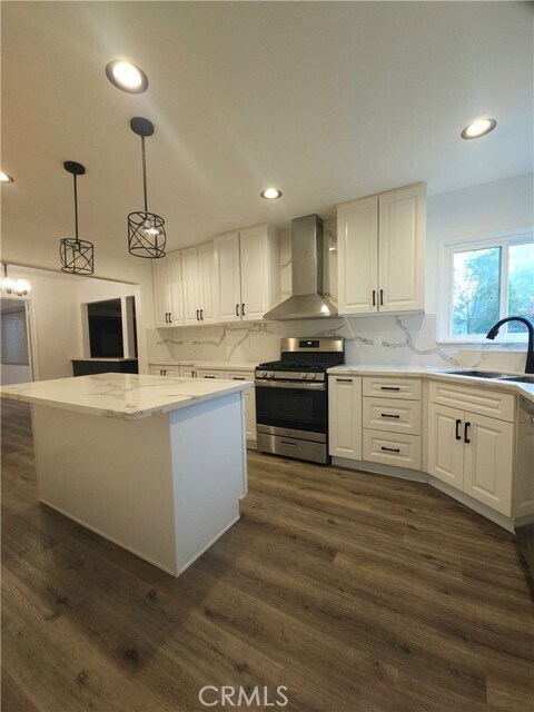 Building Photo - 17423 Burbank Blvd