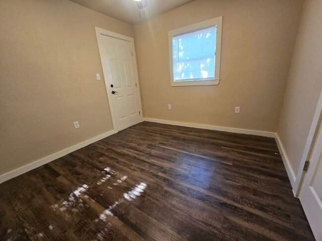 Building Photo - Modest in Mineral Wells