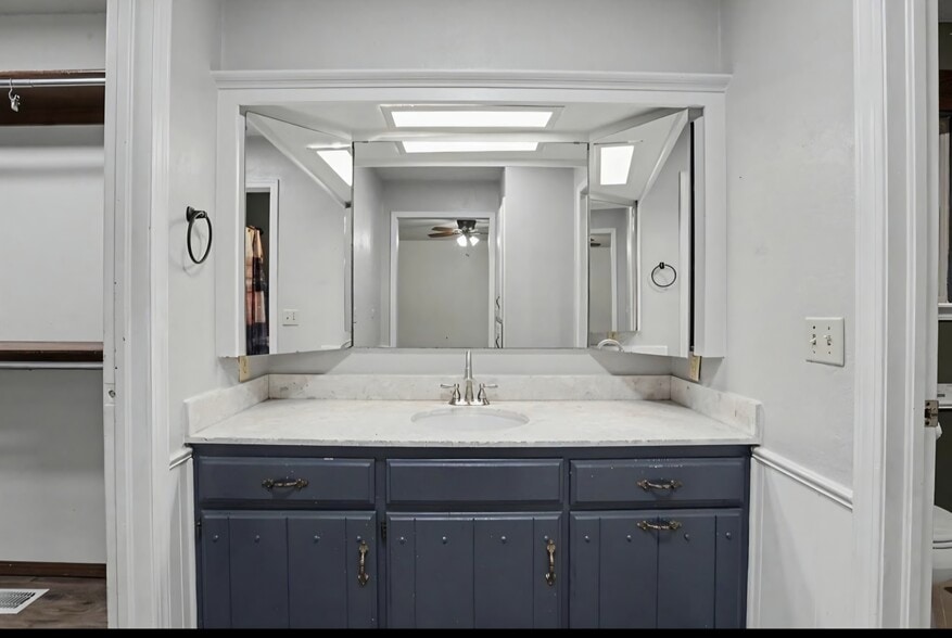 Master bathroom - 2112 Bentham Pl