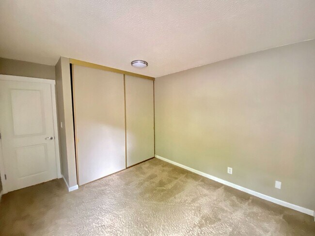 Building Photo - Prime Bellevue Way Location – Brookside Condos!