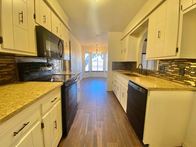 Building Photo - Pre leasing now for 4/01 move in.