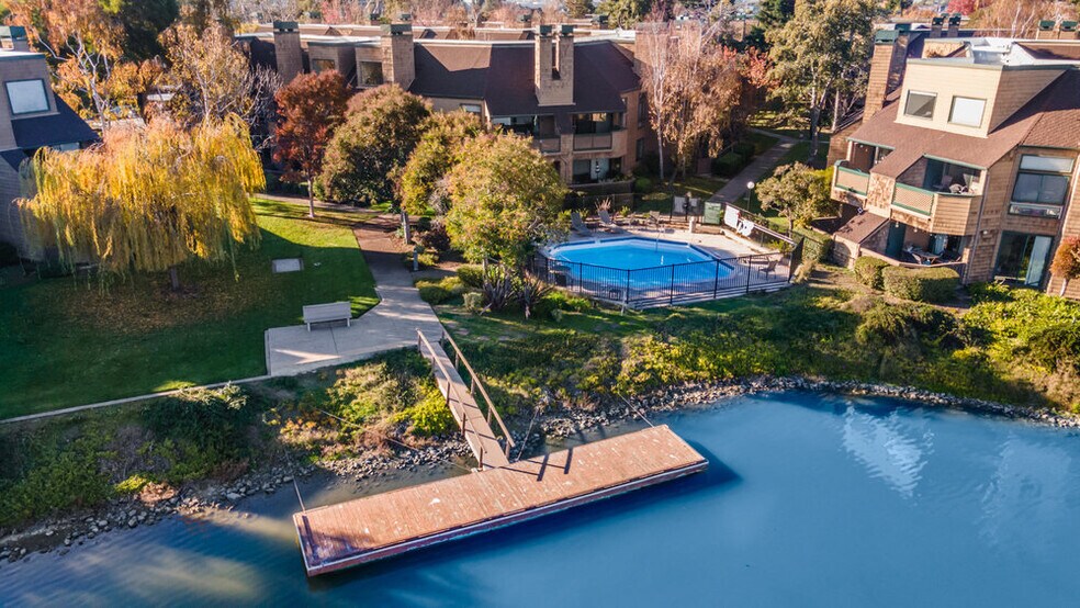 Backyard boat dock & pool. - 86 Pelican Ln