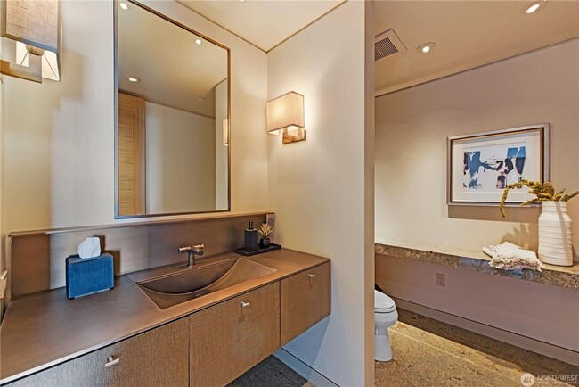 Building Photo - 3Bd/2.5Ba Bellevue Condo