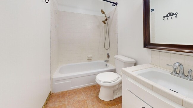 Building Photo - Townhouse in Northeast Fresno