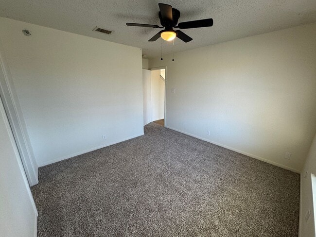 Building Photo - 2305 Lazy Ridge Dr