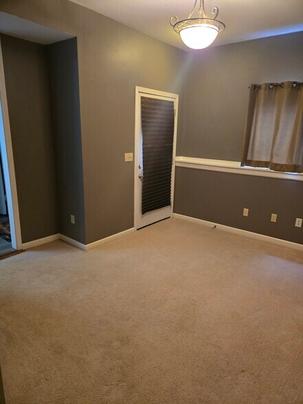 Building Photo - 616 Laurel Dr