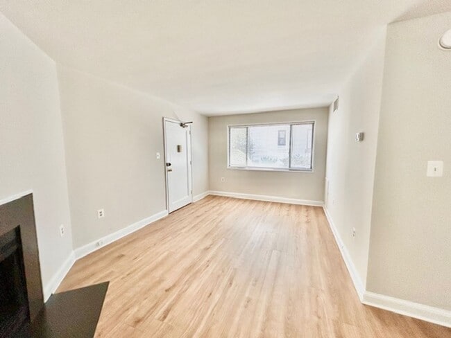 Building Photo - Great location, 1 BR 1 BA in-unit laundry ...