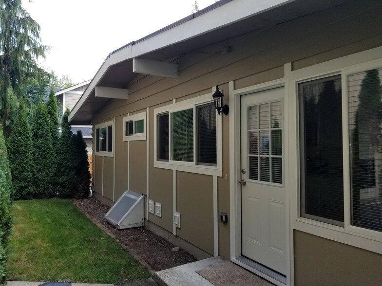 Entry, private back yard - 14244 SE Allen Rd