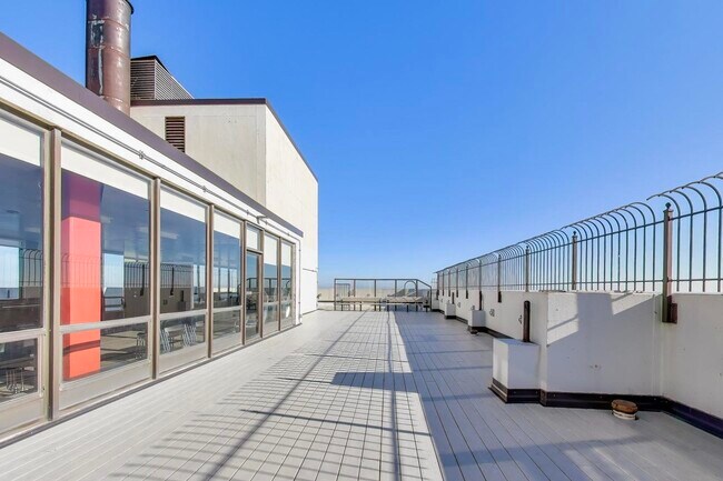 Building Photo - 5455 N Sheridan Rd