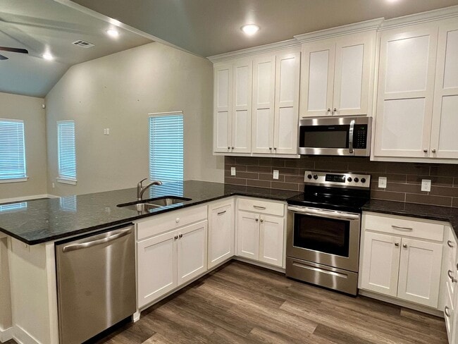 Building Photo - Beautiful 2 Bed 2 Bath! $750 Off First Ful...