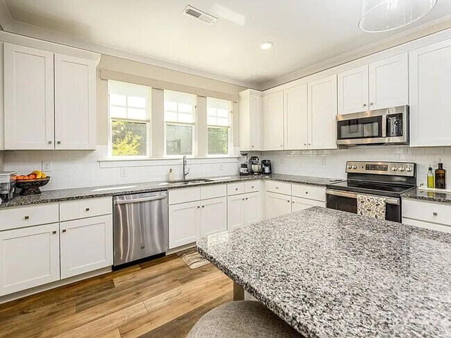 Building Photo - End-Unit Townhome w/3BR + 2-Car Garage + Balcony