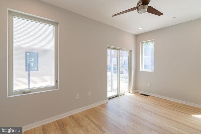Building Photo - 1351 S Myrtlewood St