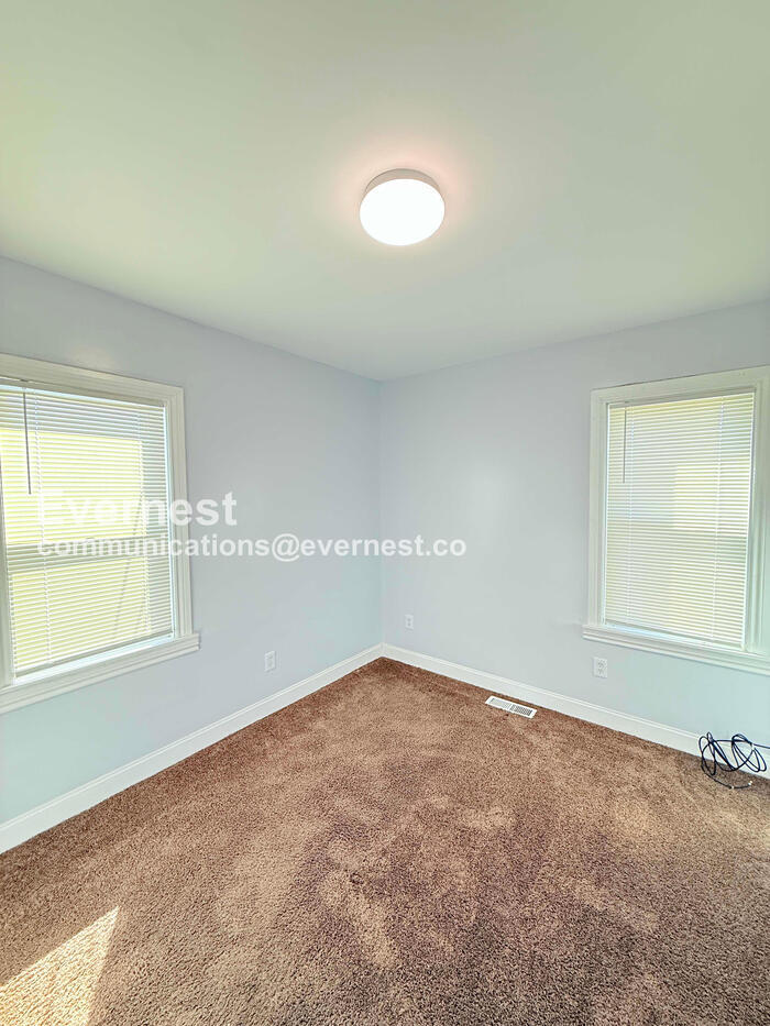 Building Photo - 2484 Woodmere St