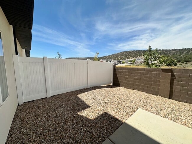 Building Photo - Move in Discount! 3 bedroom - 2.5 bathroom...
