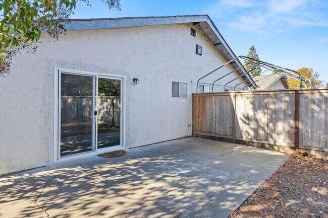 Building Photo - 400-402 Underhill Drive