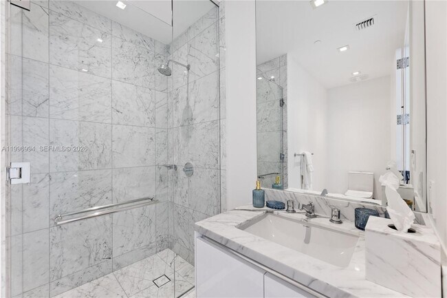 Building Photo - 16901 Collins Ave