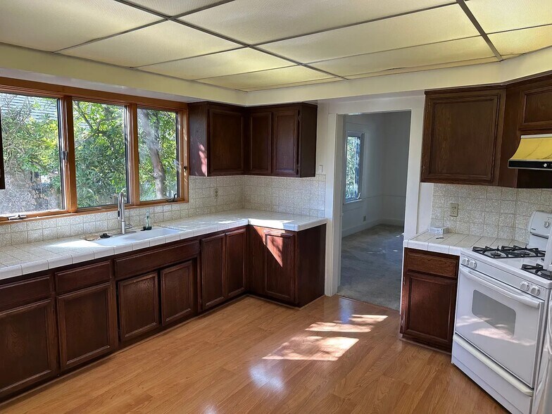 Building Photo - 216 S Greenwood Ave