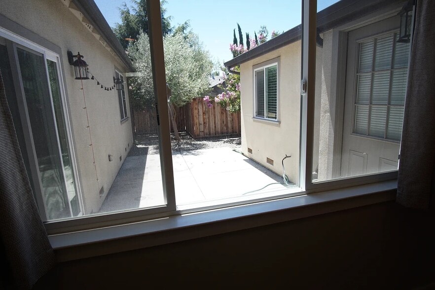 Building Photo - 2498 Amaryl Dr