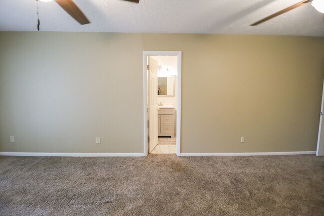 Building Photo - 2 Bed | 3 Bath with In-Ground Pool in Cent...