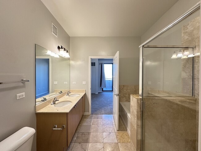 Building Photo - 1464 S Michigan Ave