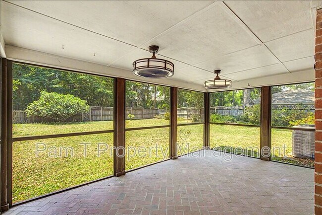 Building Photo - 211 Hillary Rd