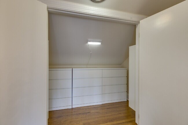 Building Photo - Rare & Charming Upper Queen Anne Home Available July!