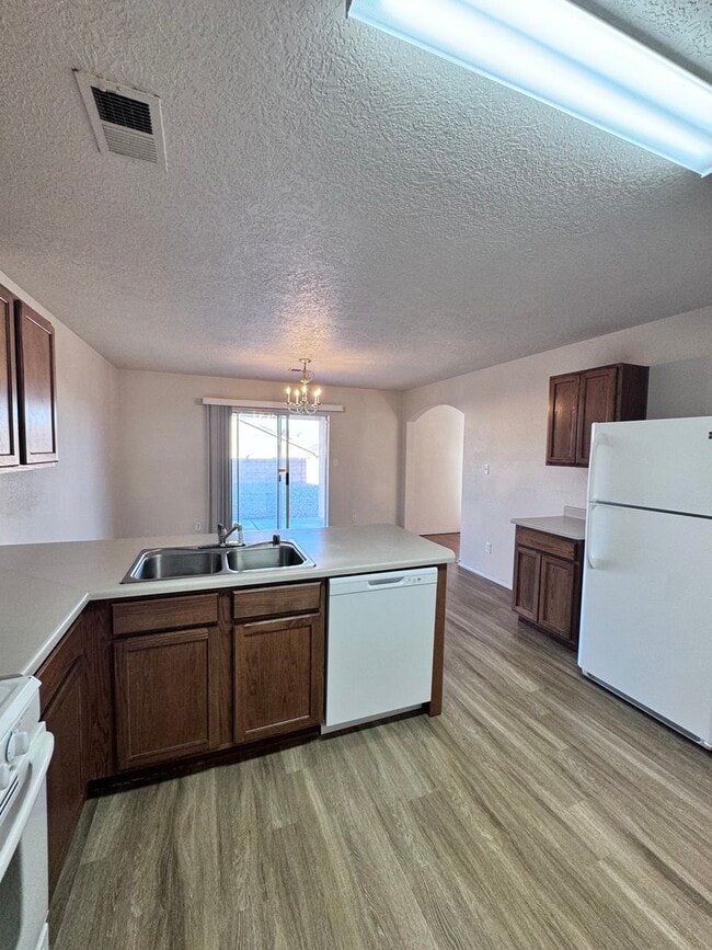 Building Photo - 3 bed 2 bath 2300 sq ft home-New Carpet