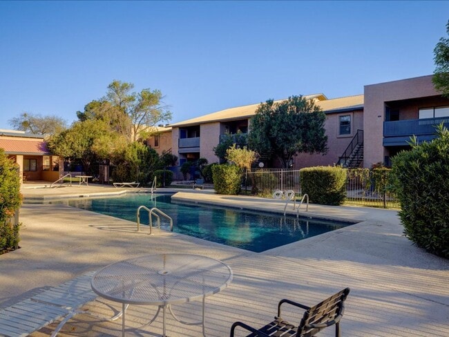 Building Photo - 2 Bedroom 2 Bathroom with Community Pool and Spa!