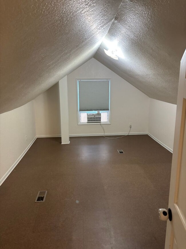 Building Photo - Cozy 3 Bed House in Waterloo, Iowa